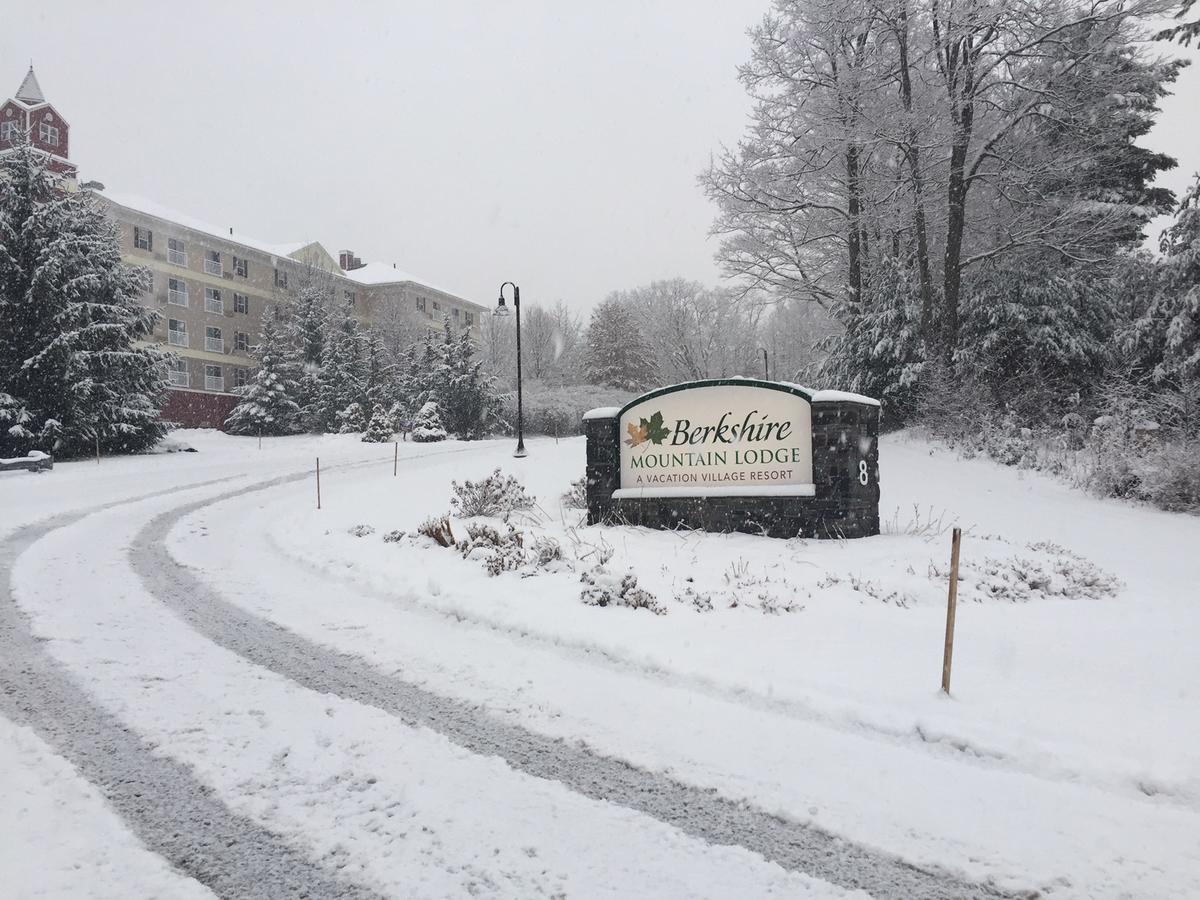 Berkshire Mountain Lodge Питсфийлд Екстериор снимка